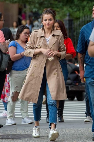 Selena Gomez a Rainy Day in New York Set October 4, 2017