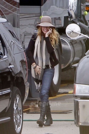 Blake Lively Visits Ryan Reynolds on Set in Boston October 23, 2011