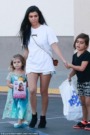 Kourtney Kardashian Toys R Us February 29, 2016