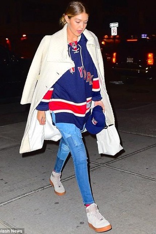 Gigi Hadid New York Rangers Game with Joe Jonas October 19, 2015