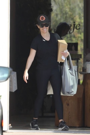 Reese Witherspoon Shopping in Malibu November 10, 2019