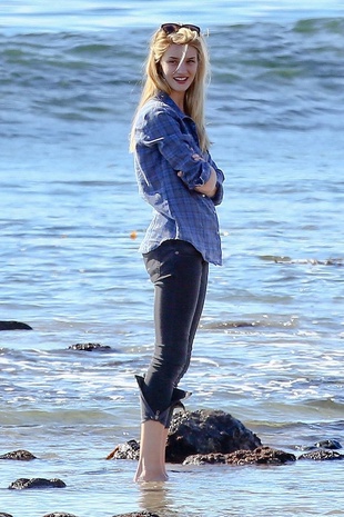 Rosie Huntington-Whiteley Malibu December 27, 2013