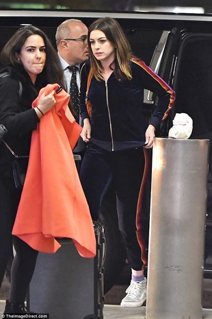 Anne Hathaway Lax Airport April 24, 2018