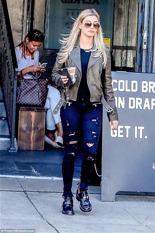 Hailey Baldwin Lunch at Zinque Cafe with Kendall Jenner January 21, 2016