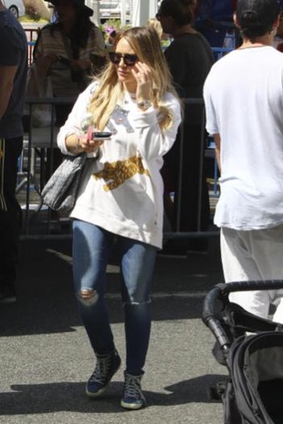 Hilary Duff Farmers Market April 29, 2018