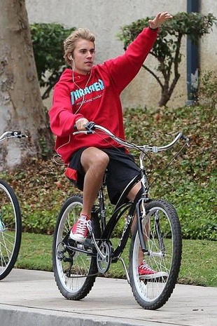 Justin Bieber Riding Bikes With Selena Gomez October 31, 2017