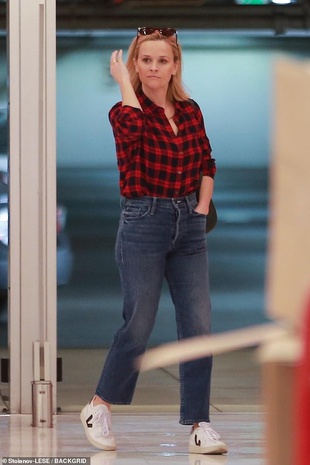 Reese Witherspoon At Target 21 December 2019