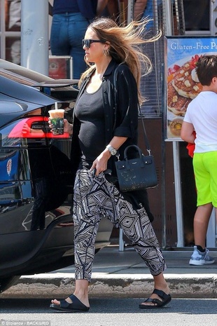 Jessica Alba at Uurth Caffe and Park Beverly Hills October 1, 2017