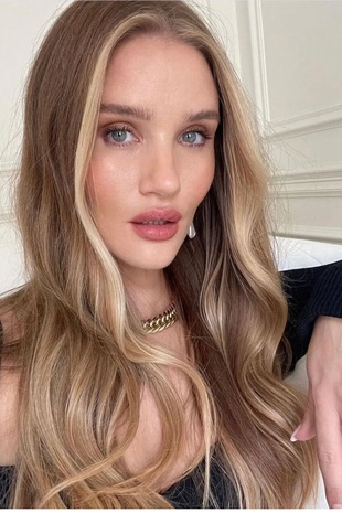 Rosie Huntington-Whiteley Rose Inc Instagram October 18, 2022