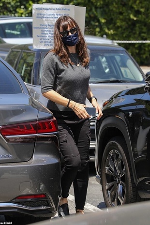 Jennifer Garner Brentwood Country Mart May 11, 2021