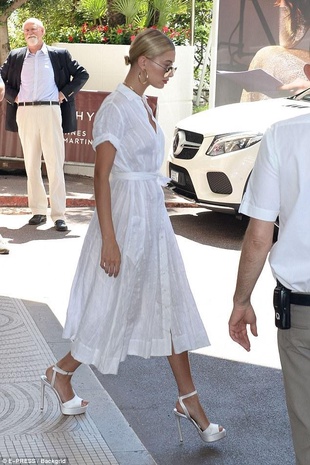 Hailey Baldwin With Bella Hadid in Cannes France May 17, 2017