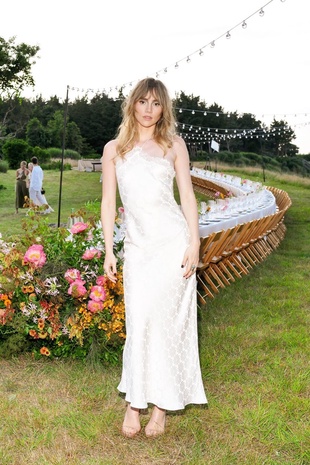 Suki Waterhouse Cloudy Bay Wines & Outstanding in the Field Celebrate Art of Entertaining July 20, 2023