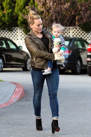 Hilary Duff Arriving at Bristol Farms in Los Angeles December 23, 2012