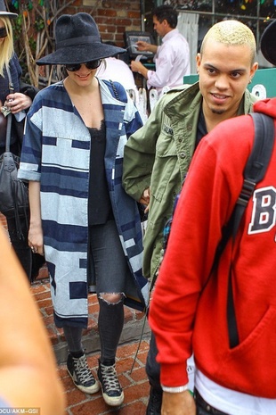 Ashlee Simpson Eating Lunch at the Ivy February 7, 2015