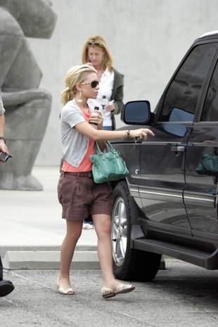 Ashley Olsen Shopping at Maxfields in Hollywood May 27, 2004