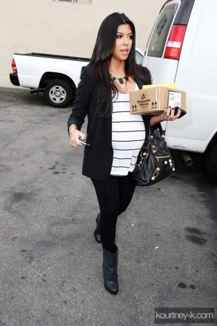 Kourtney Kardashian Shopping Then Getting Nails Done November 11, 2009