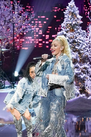 Gwen Stefani Nbc New Years Eve Special with Carson Daly December 31, 2020