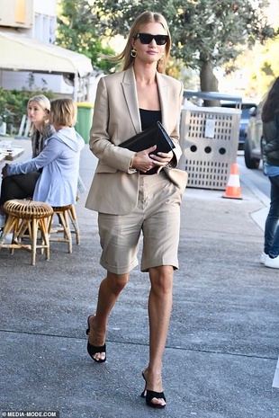 Rosie Huntington-Whiteley Bills Bondi May 17, 2019