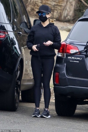 Reese Witherspoon Hike in Brentwood March 22 2021