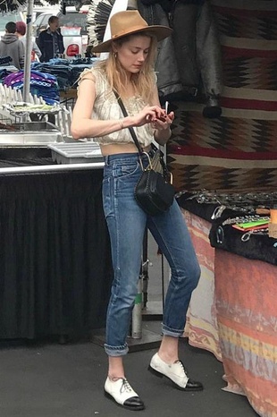 Amber Heard Pasadena Flea Market November 13, 2017