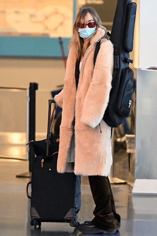 Suki Waterhouse JFK Airport January 2, 2023