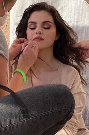 Selena Gomez Behind the Scenes of the Rare Beauty Eyeshadow Palette in True to Myself April 14, 2021