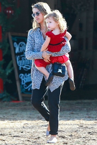 Jessica Alba Shopping For a Christmas Tree December 6, 2014