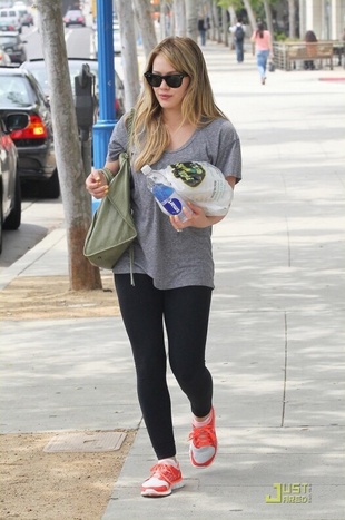 Hilary Duff Pick Up Some Sushi in West Hollywood May 13, 2011