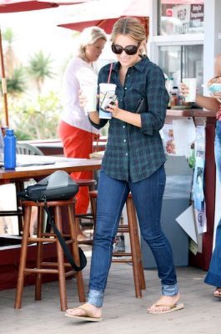 Lauren Conrad Getting Soup in Laguna Beach October 10, 2008