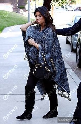 Kourtney Kardashian Mantilini Restaurant for Kim's Birthday Lunch October 21, 2009