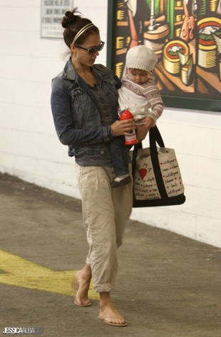 Jessica Alba Shopping at Whole Foods in Los Angeles October 11, 2009