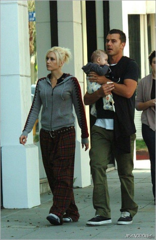 Gwen Stefani Strolling in Beverly Hills November 25, 2006