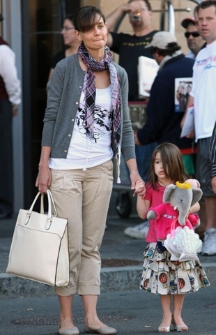 Katie Holmes Out in Boston September 21, 2009