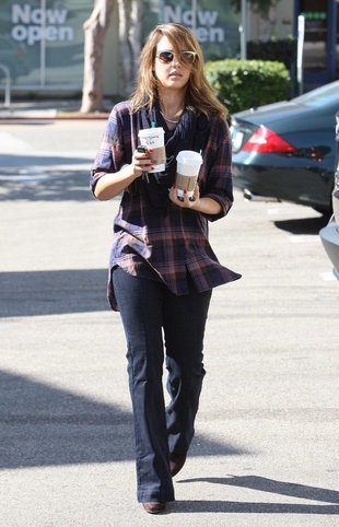 Jessica Alba Leaving a Starbucks in Brentwood October 27, 2011