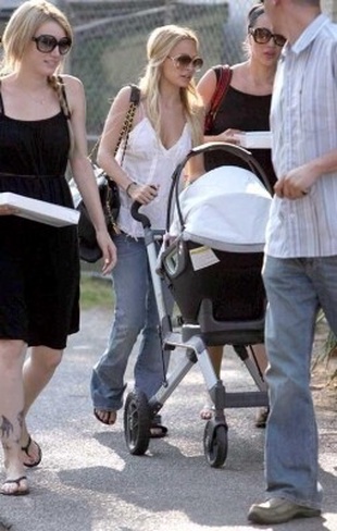 Nicole Richie Out For Lunch with Harlow in Toluca Lake June 24, 2008