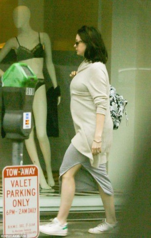 Anne Hathaway Shopping at Eres December 22, 2015