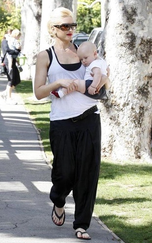 Gwen Stefani at a Park in Beverly Hills March 1, 2009