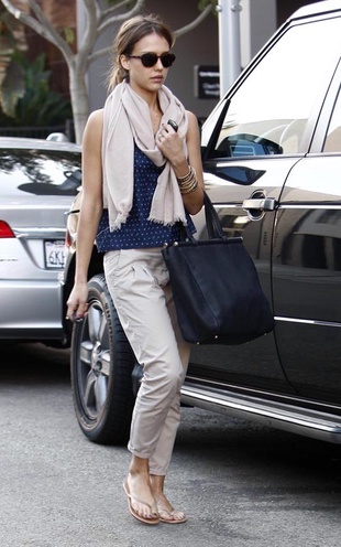 Jessica Alba Out in Beverly Hills September 24, 2010