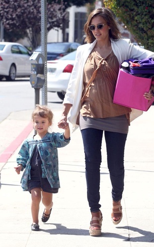 Jessica Alba Picking Up Her Daughter Honor From School in Santa Monica May 26, 2011