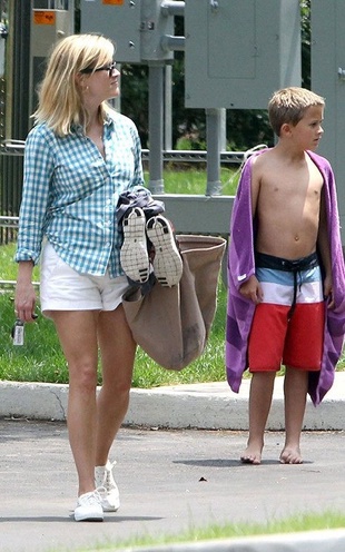 Reese Witherspoon Taking Deacon to the Pool June 17, 2013