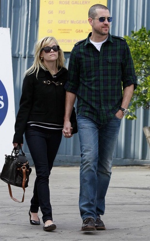 Reese Witherspoon Out in Santa Monica January 9, 2011