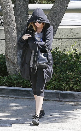 Khloe Kardashian Made Her Way to the Gym in Woodland Hills August 29, 2013