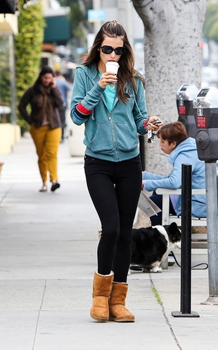 Alessandra Ambrosio Out in Santa Monica on March 27, 2013