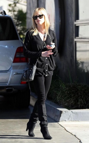 Reese Witherspoon Shopping in Los Angeles December 9, 2009