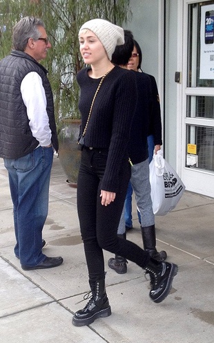 Miley Cyrus Bed Bath & Beyond March 6, 2014