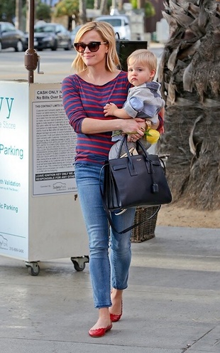 Reese Witherspoon the Ivy in Santa Monica December 15, 2013