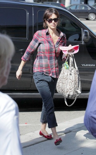 Jessica Alba Out For Lunch at California Pita February 14, 2010