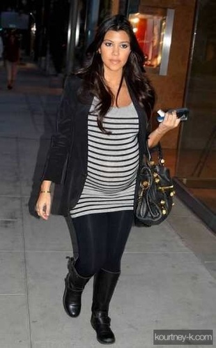 Kourtney Kardashian Shopping with Kris in Beverly Hills November 6, 2009