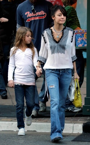 Nicole Richie Shopping at Prada in Hollywood December 28, 2006