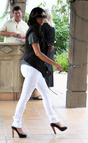 Kim Kardashian Out in Ojai June 1, 2009